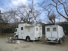 車載型基地局 (左) と移動電源車 (宮城県牡鹿郡女川町)